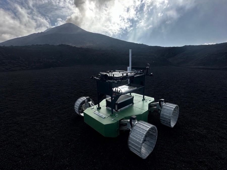 Da Torino alla Luna: il rover ETNA supera i test sul vulcano e punta al Polo Sud lunare [video]