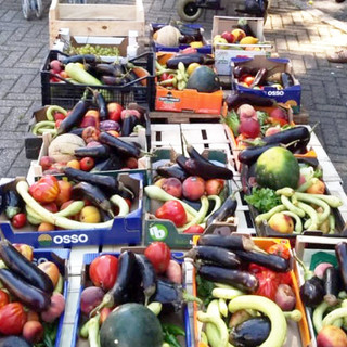 Ad agosto prosegue la distribuzione del cibo recuperato nei mercati torinesi