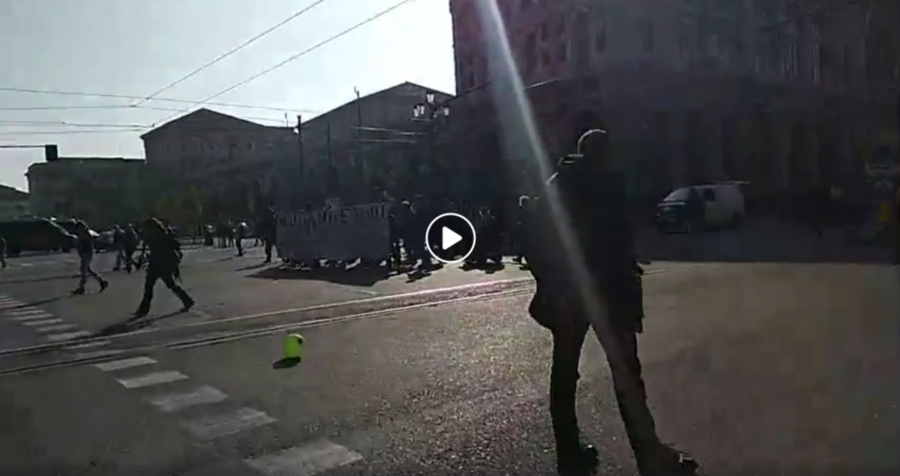 Corteo anarchico a Torino. Slogan: “blocchiamo la città”