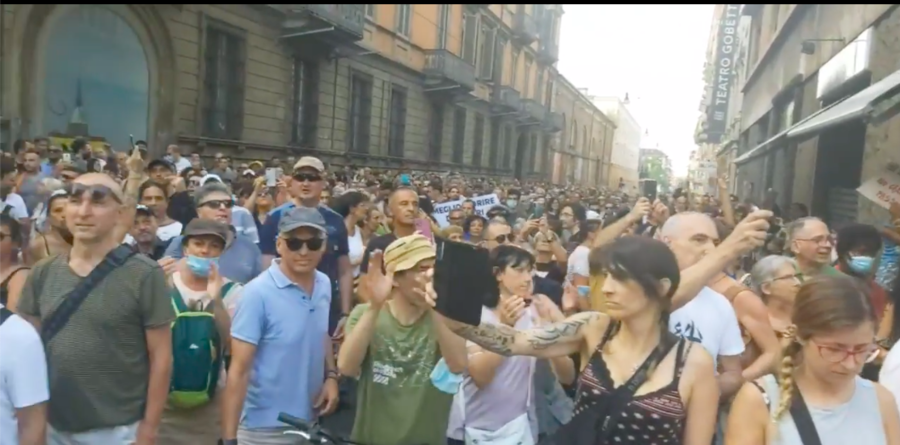 Torino, in migliaia sfilano per le vie del centro contro il Green Pass