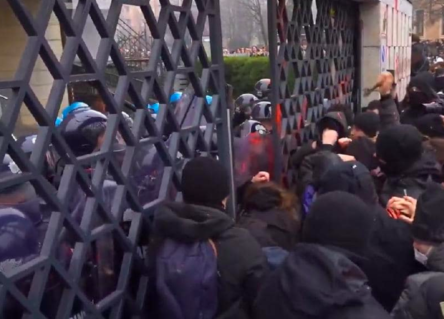 Manifestazione scuola,  Siulp: “C'è chi vede solo i manganelli che si alzano e non le mazzate inferte alle forze dell'ordine