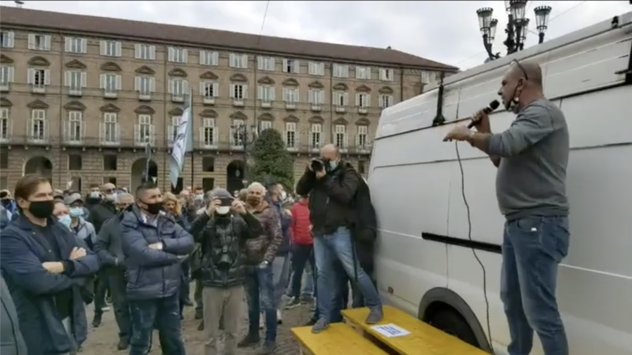 Lockdown Torino, manifestazione degli ambulanti in piazza Castello