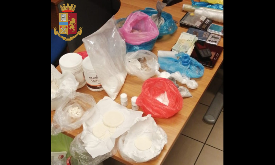 Laboratorio dello spaccio per rifornire Barriera di Milano: eroina, crack, cocaina