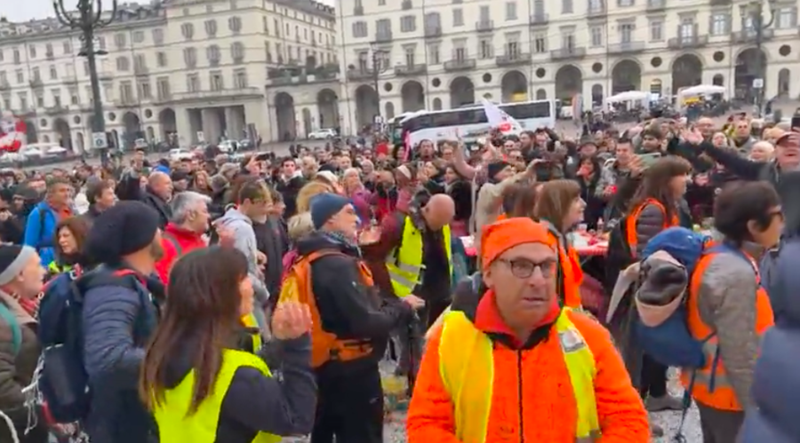 La marcia delle libertà arriva in piazza Vittorio a Torino durante l'aperitivo sociale no green pass