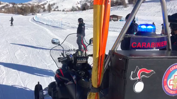 Carabinieri sulle piste a Sestriere: controlli agli sciatori indisciplinati che possono causare valanghe