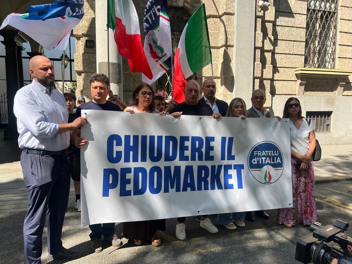 Fa violenza a una tredicenne ma è dispiaciuto: libero dopo due giorni. Flash mob di FdI [video]