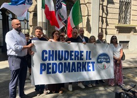 Fa violenza a una tredicenne ma è dispiaciuto: libero dopo due giorni. Flash mob di FdI [video]