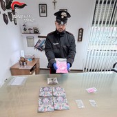 In ospedale con francobolli di Lsd e un sacchetto pieno di anfetamine In ospedale con francobolli di Lsd e un sacchetto pieno di anfetamine