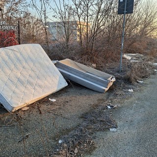 Gettano a bordo strada materassi e divani, denunciati dai Carabinieri