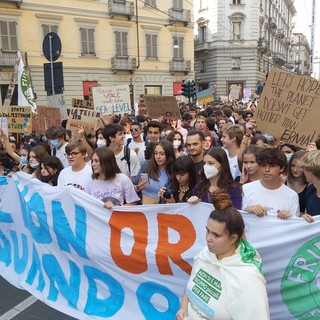 Friday for Future a Torino, migliaia in corteo: “Se ci bloccano il futuro noi blocchiamo la città”