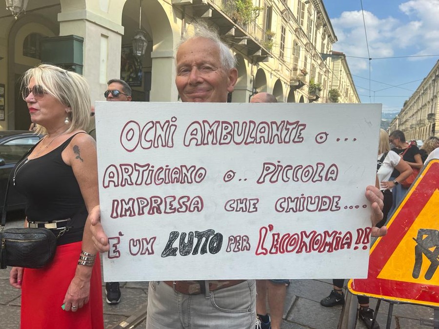 Ambulanti: “Chiuse quasi 30mila attività in 5 anni, pronti a riprendere i forconi” Ambulanti: “Chiuse quasi 30mila attività in 5 anni, pronti a riprendere i forconi”