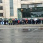 Carrozzerie Mirafiori, i lavoratori in cassa integrazione si riuniscono all'aperto davanti alla porta 5 [video]