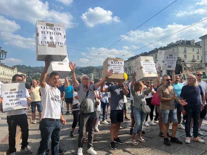 Protestano a Torino gli ambulanti del Goia: &quot;Ci volete tutti col carretto&quot; [video]