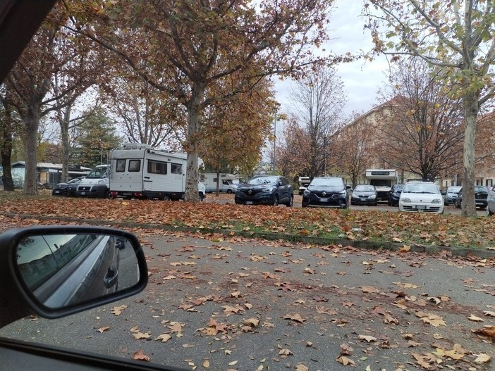 Camper rom abusivi in corso Tazzoli, l'assessore Marrone chiede al Comune di applicare la legge