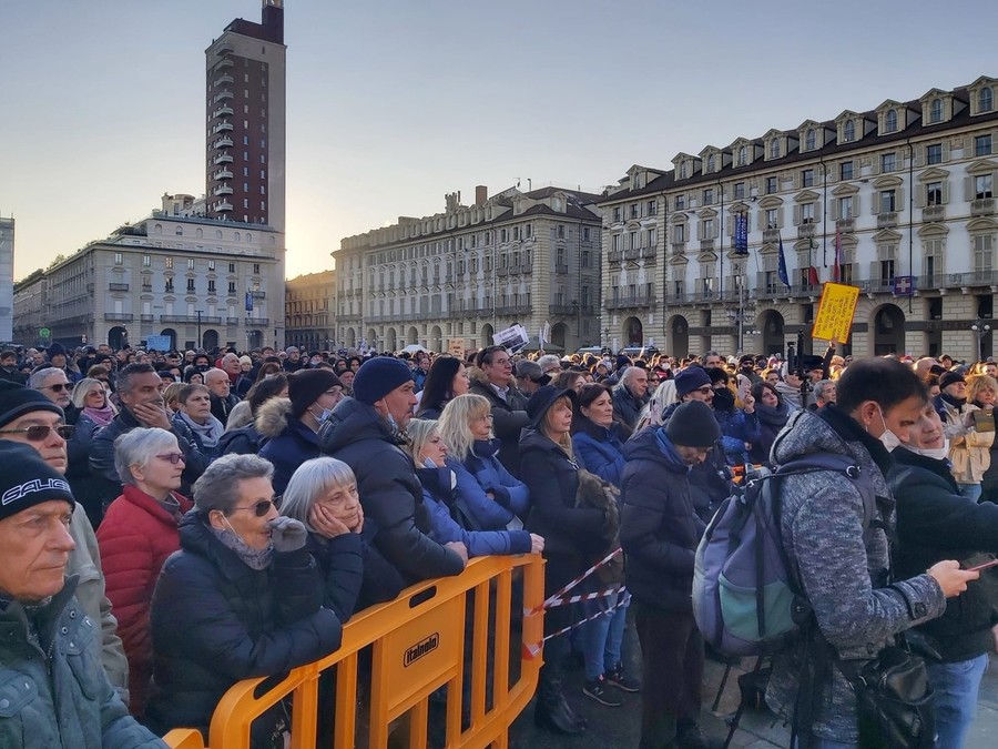 Nuovo sabato di protesta a Torino per il movimento no green pass, in piazza Castello alcune migliaia