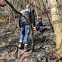 Usa il flessibile per tagliare i pali, prende fuoco il bosco della riserva Monti Pelati