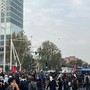 A Torino insegnanti schierati in testa al corteo davanti alla Polizia [video]
