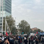 A Torino insegnanti schierati in testa al corteo davanti alla Polizia [video]