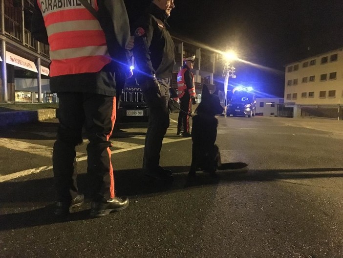 Sicurezza stradale, controlli di carabinieri vicino a pub e discoteche a Susa, 5 denunce