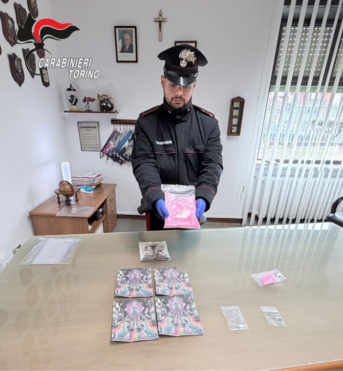 In ospedale con francobolli di Lsd e un sacchetto pieno di anfetamine In ospedale con francobolli di Lsd e un sacchetto pieno di anfetamine