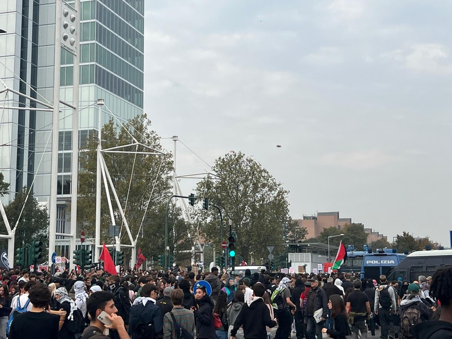 A Torino insegnanti schierati in testa al corteo davanti alla Polizia [video]