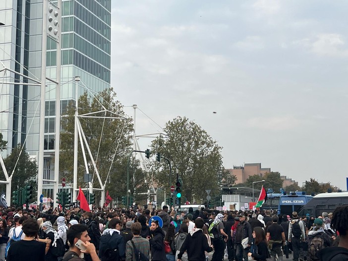 A Torino insegnanti schierati in testa al corteo davanti alla Polizia [video]