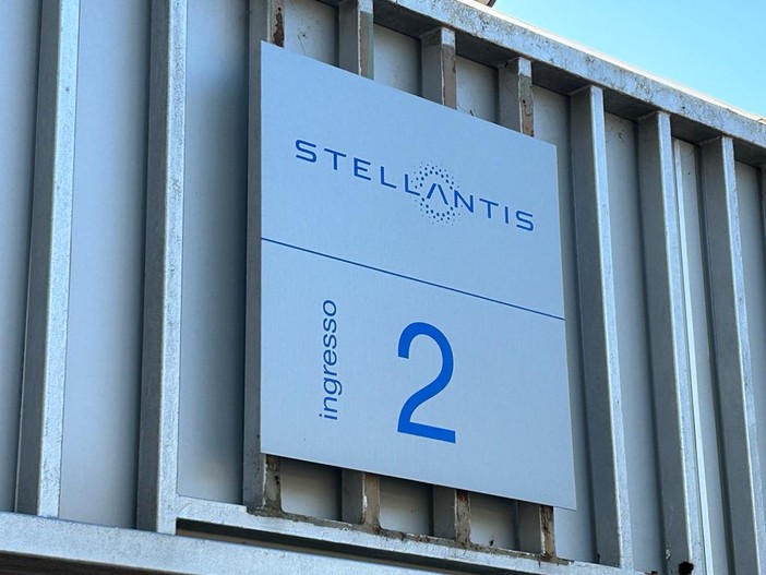 Fiom: “Rimane aperta la domanda: Stellantis investe o chiude? Ci confrontiamo se i 6 miliardi garantiscono la produzione in tutti gli stabilimenti” Fiom: “Rimane aperta la domanda: Stellantis investe o chiude? Ci confrontiamo se i 6 miliardi garantiscono la produzione in tutti gli stabilimenti”