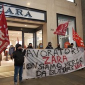 &quot;I lavoratori non sono in saldo&quot;: protestano i lavoratori Manpower di Zara che stanno per rimanere senza impiego [video]