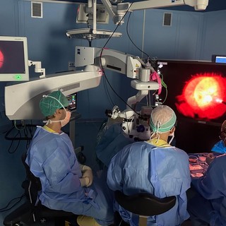 Vista più chiara e interventi più sicuri: l’oculistica dell’ASL TO5 porta in sala operatoria la tecnologia del futuro