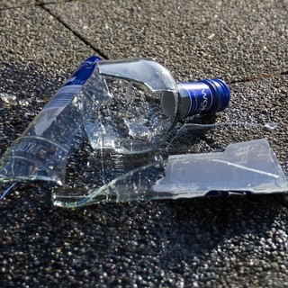 A Torino vietato vendere bevande in contenitori di vetro e metallo dopo le ore 21