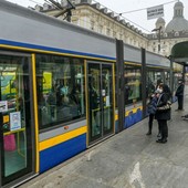 Torino, controlli sui mezzi pubblici per green pass e mascherina: uomo denunciato per resistenza e lesioni