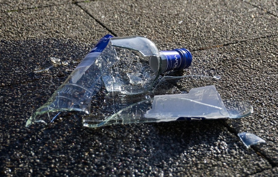 A Torino vietato vendere bevande in contenitori di vetro e metallo dopo le ore 21