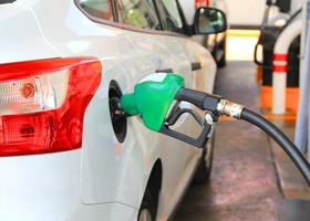 Caro carburanti e "effetto ENI", i prezzi scendono ma di poco