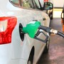 Caro carburanti e "effetto ENI", i prezzi scendono ma di poco