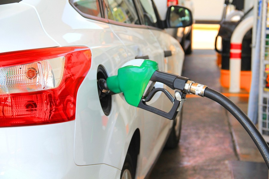 Caro carburanti e "effetto ENI", i prezzi scendono ma di poco