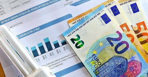 Povertà energetica, sono quattrocentomila i piemontesi in difficoltà con le bollette di luce e gas