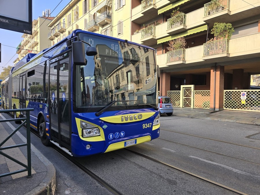 Furti sugli autobus, fermati dalla Polizia locale quattro borseggiatori su un mezzo della linea 18.