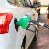 Caro carburanti e "effetto ENI", i prezzi scendono ma di poco Caro carburanti e "effetto ENI", i prezzi scendono ma di poco