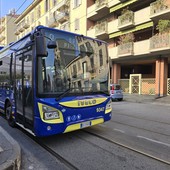 Furti sugli autobus, fermati dalla Polizia locale quattro borseggiatori su un mezzo della linea 18. Furti sugli autobus, fermati dalla Polizia locale quattro borseggiatori su un mezzo della linea 18.