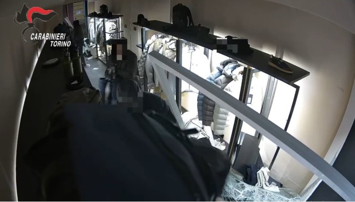 Spaccata in un negozio del centro, i carabinieri rintracciano e arrestano i quattro autori del furto Spaccata in un negozio del centro, i carabinieri rintracciano e arrestano i quattro autori del furto
