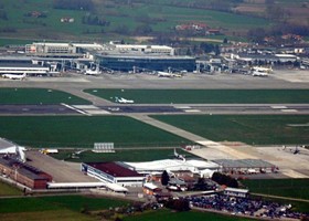 Un'altra domenica difficile all'aeroporto di Caselle, lunghe attese per i bagagli e voli dirottati