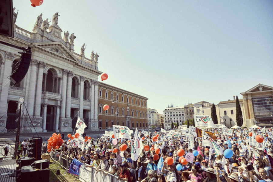 “Scegliamo la vita”, 40mila persone sfilano a Roma: “Testimoniamo che nessuno deve essere lasciato indietro”