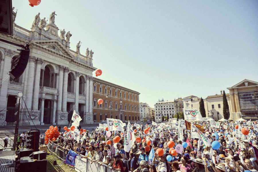 “Scegliamo la vita”, 40mila persone sfilano a Roma: “Testimoniamo che nessuno deve essere lasciato indietro” “Scegliamo la vita”, 40mila persone sfilano a Roma: “Testimoniamo che nessuno deve essere lasciato indietro”