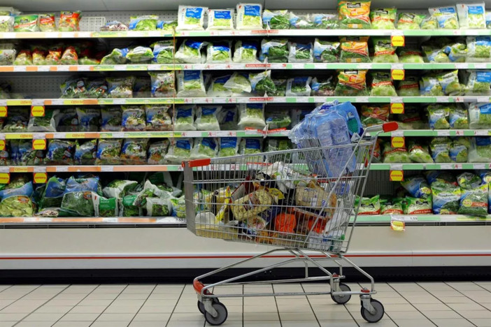 Consumi: il caro prezzi svuota il carrello della spesa, si spende di più per mangiare meno ed è ricerca del low cost Consumi: il caro prezzi svuota il carrello della spesa, si spende di più per mangiare meno ed è ricerca del low cost