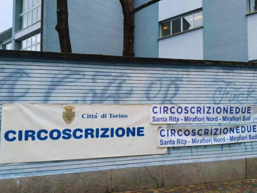 Nuovo presidio della Polizia locale a Mirafiori, scritte offensive sui muri della Circoscrizione