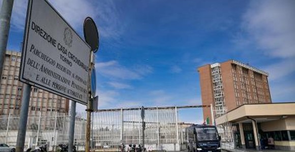 Incendio al carcere di Torino, quattro agenti intossicati