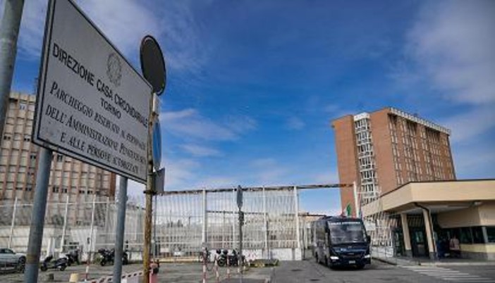 Incendio al carcere di Torino, quattro agenti intossicati
