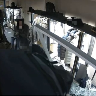 Spaccata in un negozio del centro, i carabinieri rintracciano e arrestano i quattro autori del furto