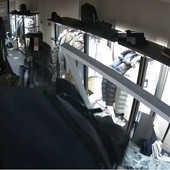 Spaccata in un negozio del centro, i carabinieri rintracciano e arrestano i quattro autori del furto