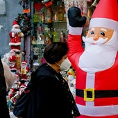 Torino, firmata l'ordinanza: shopping natalizio con mascherina